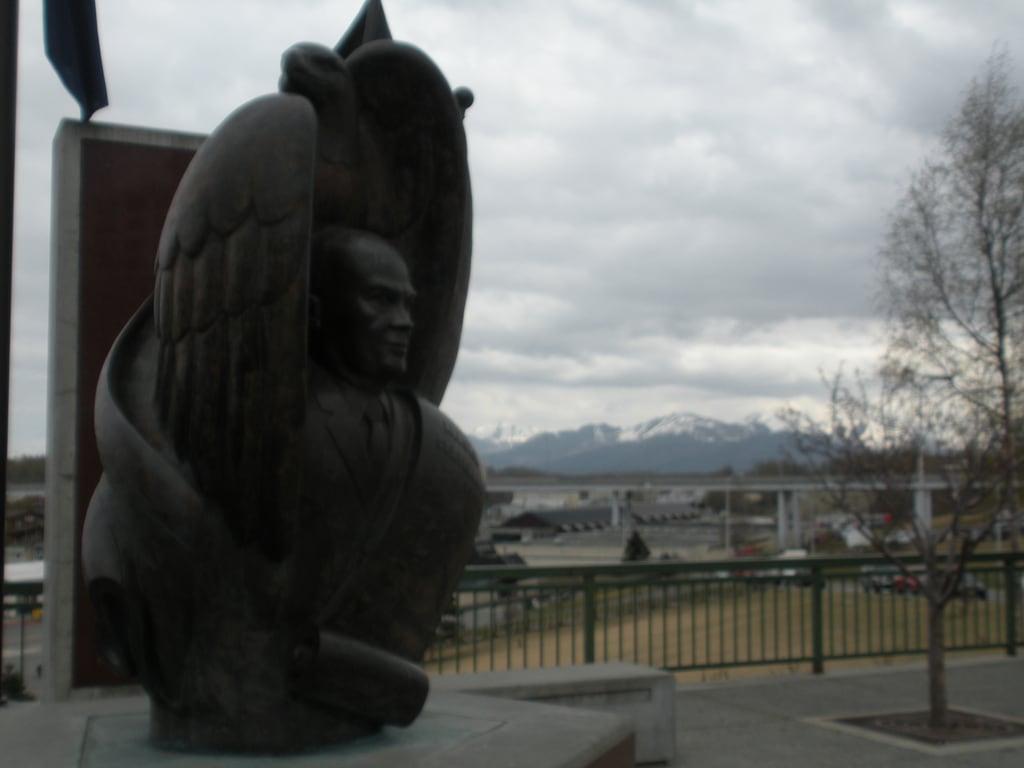 Eisenhower Alaska Statehood Monument 的形象. sculpture mountain monument alaska anchorage publicart