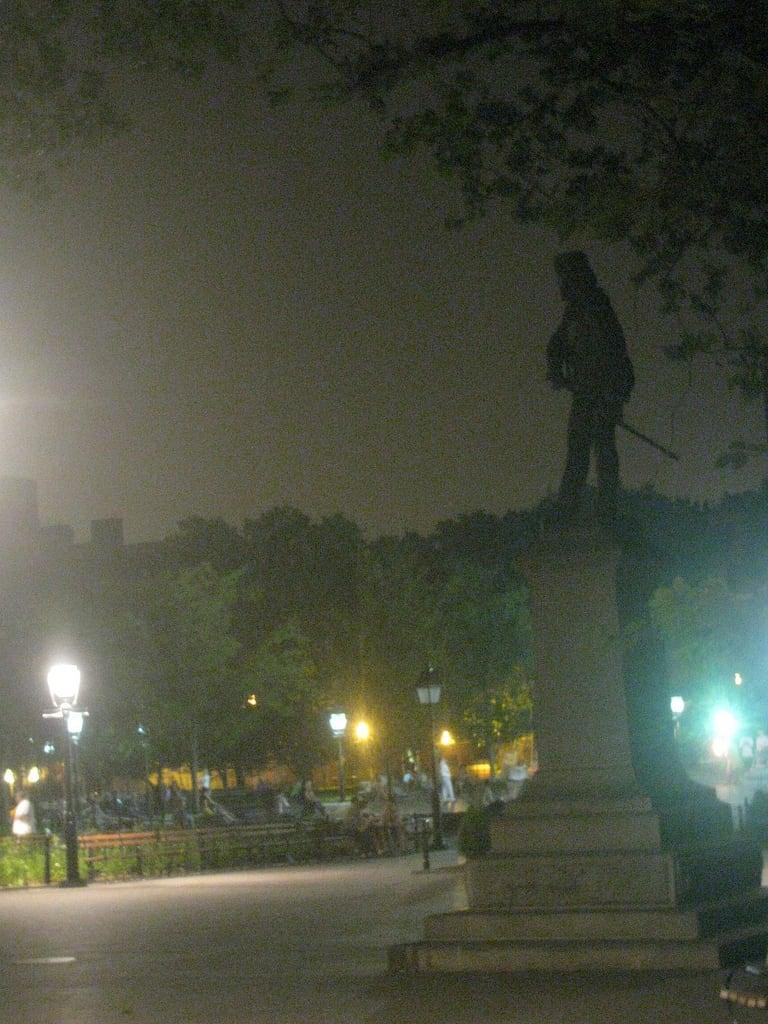 Imagen de Garibaldi Statue. newyorkcity trees sculpture newyork statue night dark manhattan washingtonsquare sword picnik greenwichvillage lampposts giuiseppegaribaldi