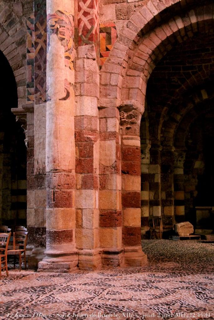Basilique Saint-Julien képe. architecture romane renaudcamus romanauvergnat