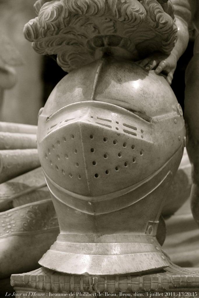 Gambar dari Monastère Royal de Brou. grave helmet tombe tombeau casque sépulture sculpturefunéraire renaudcamus maisondesavoie monastèreroyaldebrou