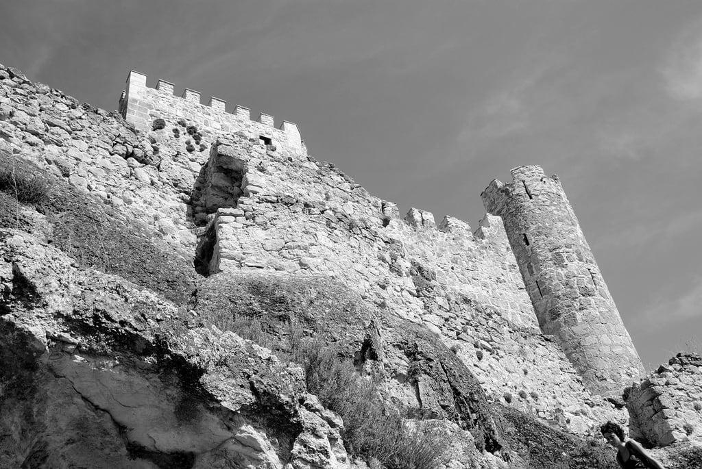 Castillo de Paracuellos képe. bw byn torre bn ruinas cielo torreon castillo 2010 paracuellos asedio serraniadecuenca bicri510007196