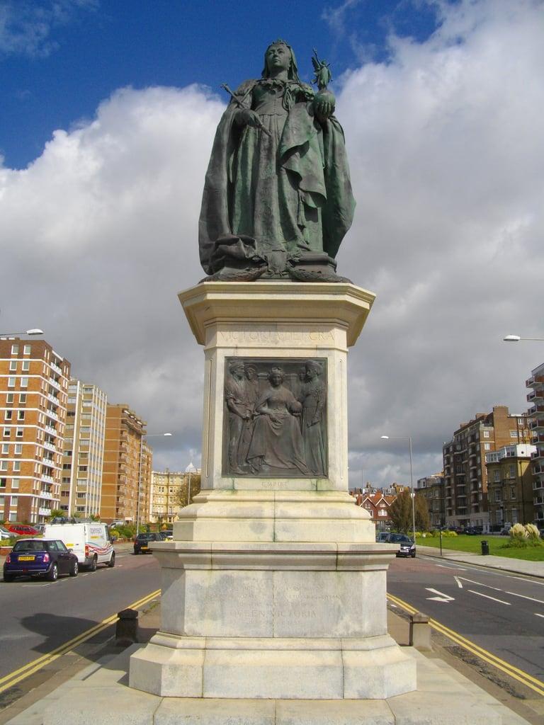 Obrázek Queen Victoria Statue. statue hove queenvictoria