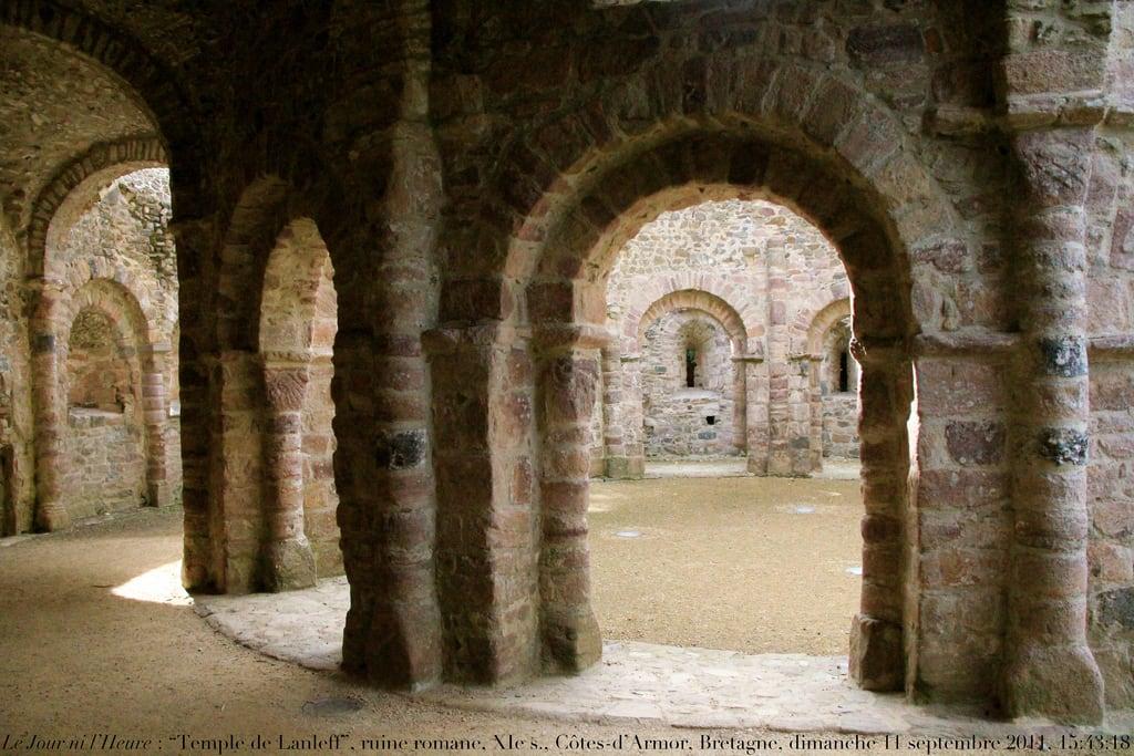 Afbeelding van Temple de Lanleff. architecture roman ruin ruine britanny romanesque romane renaudcamus égliseronde saintsépulchre