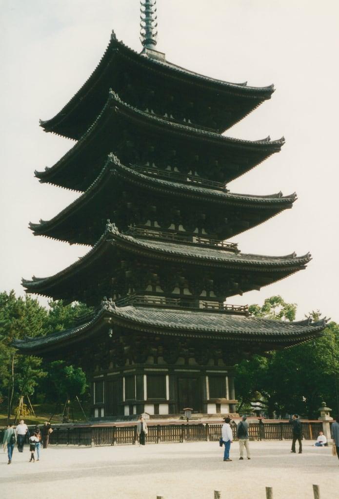 Attēls no Kofuku-ji Temple. nara kofukujitemple fivestoreyedpagoda pagoda kofukuji temple kofuku buddhisttemple unescoworldheritagelist unescoworldheritage unesco worldheritagelist worldheritage heritage worldheritagesite 1996 japan