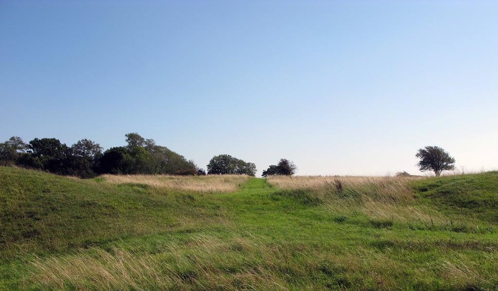 Bild von Alfred's Castle. england landscape earthworks alfredscastle