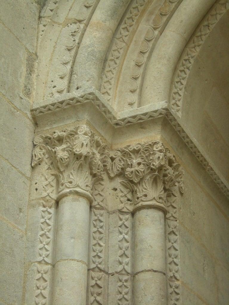 תמונה של Pierre Saint-Julien. france pierre cathédrale lemans colonne chapiteau