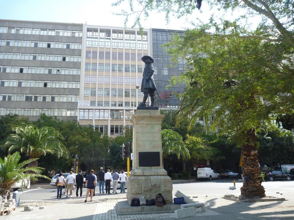 Зображення Cecil John Rhodes. park trees building monument bicycle architecture southafrica tour map capetown guide ceciljohnrhodes ostrichfarm