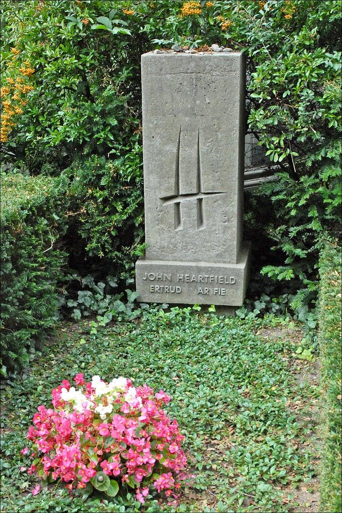 Obrázek Bertolt Brecht. berlin grave germany allemagne tombe cimetière johnheartfield dalbera anniedalbera dorotheenstad