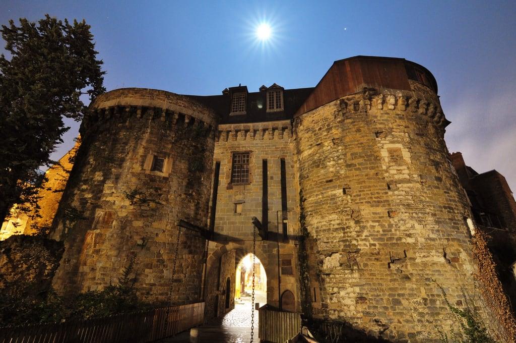 صورة Porte Mordelaise. moon france castle lune bretagne full lua porte chateau rennes cheia duc britany plaine mordelles mordelaise