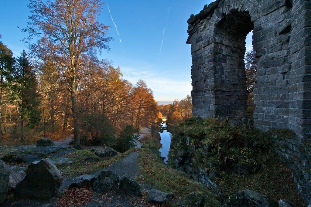 Изображение Aquädukt. park autumn tree leaves germany ruins roman hill aqueduct kassel hesse wilhelmshöhe aquädukt bergpark bergparkwilhelmshöhe