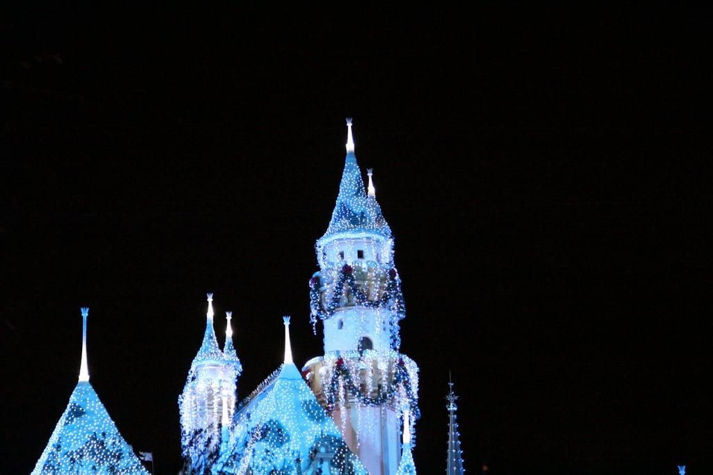 Afbeelding van Cinderella's Castle. christmas castle fun lights disneyland roadtrip cinderellascastle 2011