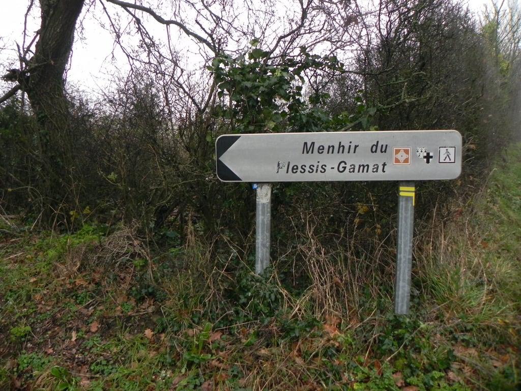 Afbeelding van Menhir du Plessis-Gamat. sign direction panneau standingstone menhir saintbrévinlespins menhirduplessisgamat plessisgamat