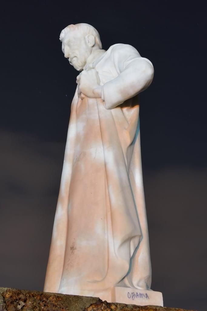Obrázek Statue of St Francis Xavier. statue night stars faith hill malaysia priest melaka malacca 75000 paul’s jalankota hillsaint paulís saintpaulmelakamalaysiastarsstatuepriestnightmelakamalaysiamalaccajalan kotafaith75000saint