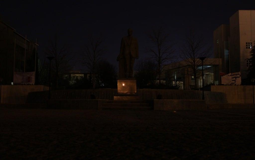 Bild von İhsan Doğramacı Statue. statue dark campus heykel bilkent 2011 karanlık kampüs earthhour dünyasaati ihsandoğramacı bilkentastronomitopluluğu