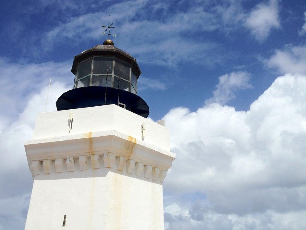Gambar dari Arecibo Lighthouse. sky lighthouse clouds puertorico aricebo