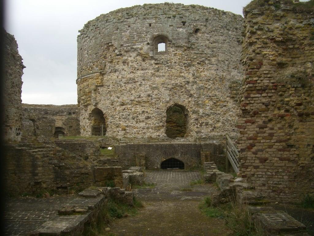 Kuva Camber Castle. building stone ruins fort military historic walls listedbuilding scheduledmonument englandlistedbuilding:entry=1234738 englandscheduledmonument:entry=1014632