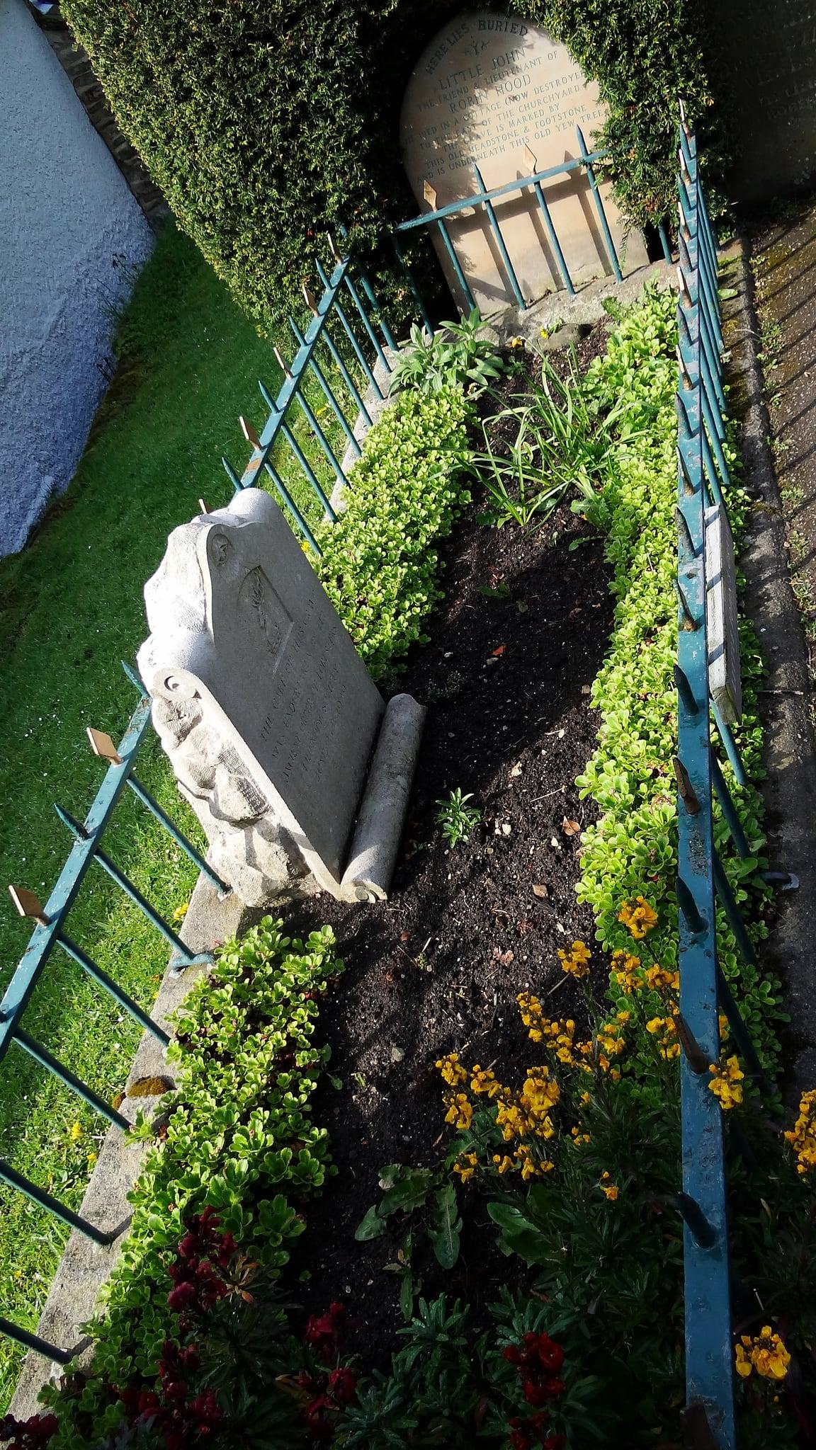 Grave of Little John की छवि. derbyshire peakdistrict hathersage benjaminsbritain