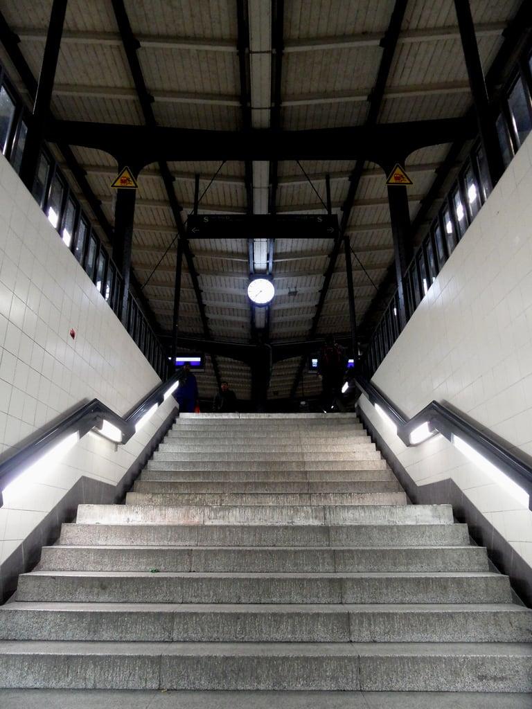 Immagine di S-Bahnhof Sonnenallee. berlin station eisenbahn railway bahnhof sbahn neukölln öpnv sonnenallee sbahnhof ringbahn