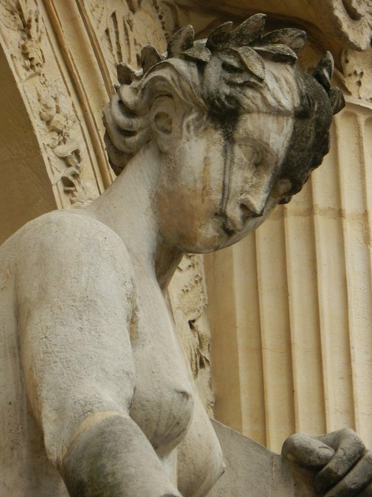 תמונה של Fontaine Cuvier. paris france femme fontaine