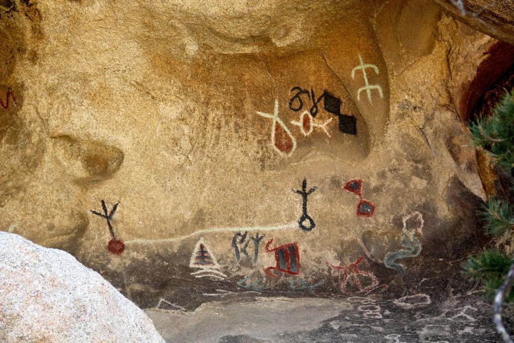 Bilde av Petroglyphs. california desert nps joshuatree socal petroglyphs pictographs deaftalent deafoutsidetalent deafoutdoortalent