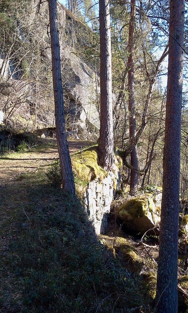 Bild av Kongevegen. spring hiking embankment sogndal kongevegen årøy