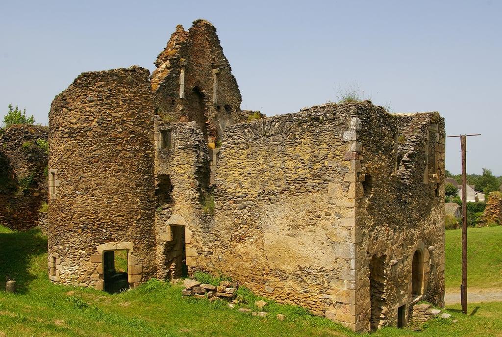 Image of Château-fort de Cluis-Dessous. france castle indre castelo schloss castello 城 castillo kasteel zamek 城堡 замок châteaufort قلعة ένακάστρο birkale cluisdessous