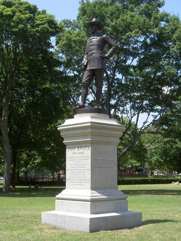 John Bridge Statue की छवि. bridge cambridge monument statue john square massachusetts harvard commons pilgrim colonist
