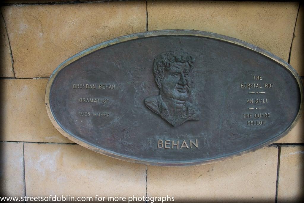 Bilde av Mangan. ireland dublin bronze europe publicart brendan plaques behan stpatrickspark infomatique