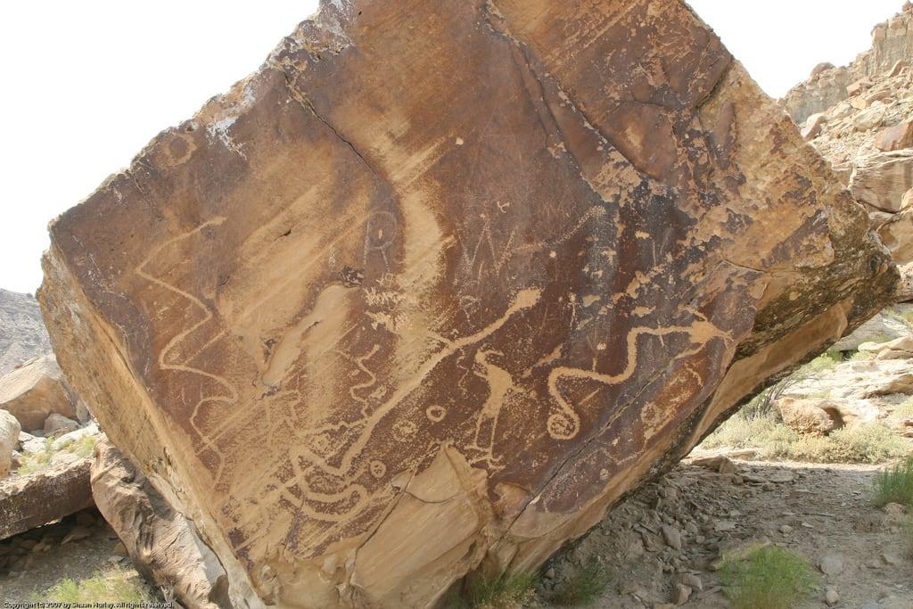 Petroglyphs görüntü. rock utah sandstone desert snake indian southernutah sanrafaelswell nativeamericans rockart petroglyphs fremontculture barriercanyonculture moorecutoffroad