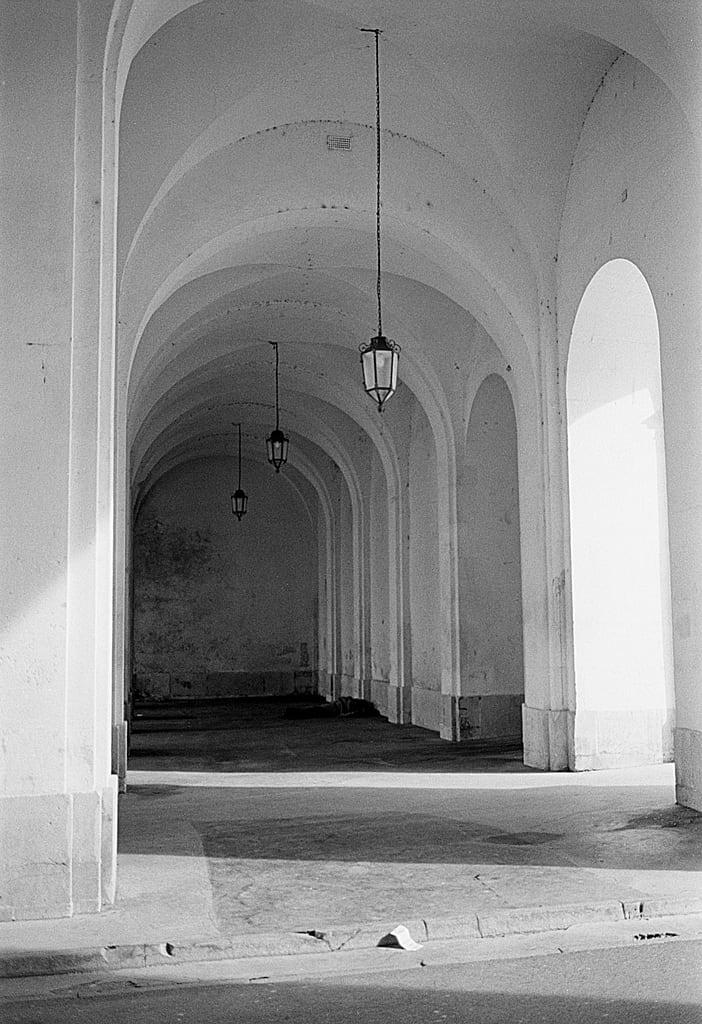 Afbeelding van Porte Héré. blackandwhite film analog 35mm minolta noiretblanc nancy 135 schwarzweiss sdf argentique héré