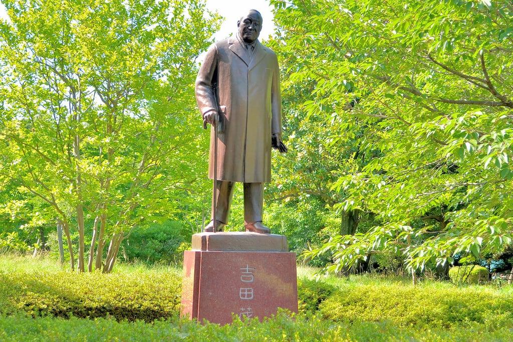 Shigeru Yoshida Statue की छवि. 