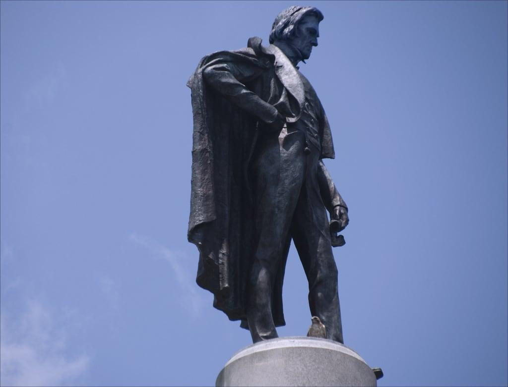 תמונה של Statue of John C. Calhoun. calhoun charlestonsc johnccalhoun roncogswell calhounstatuemarionsquareparkcharlestonsc johnccalhounmonumentcharlestonsc