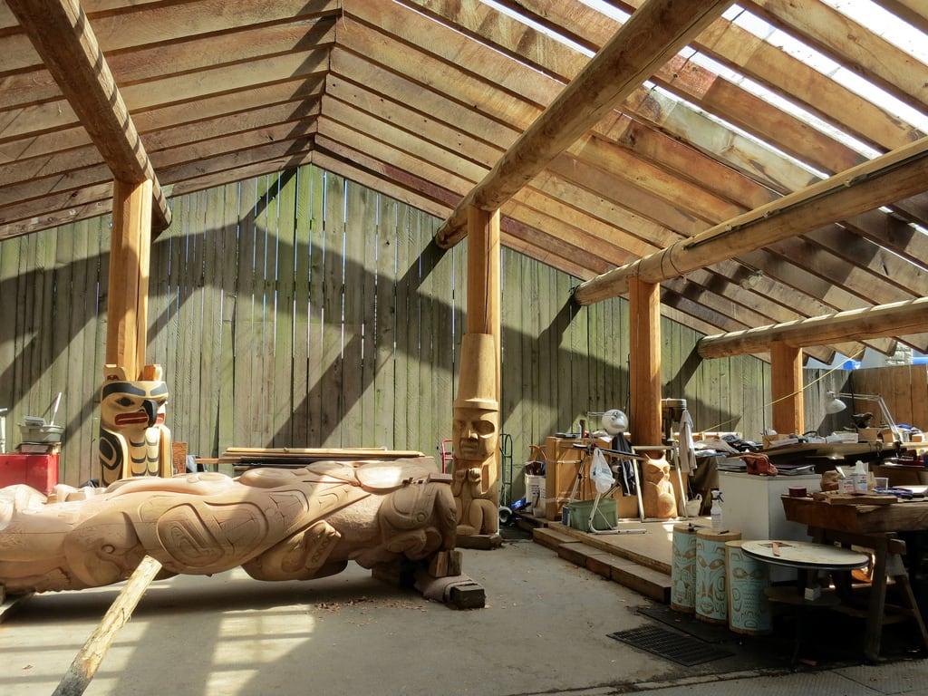 Изображение на Totem Pole. wood art vancouver totem carving pole workshop cedar firstnations figure granvilleisland workbench
