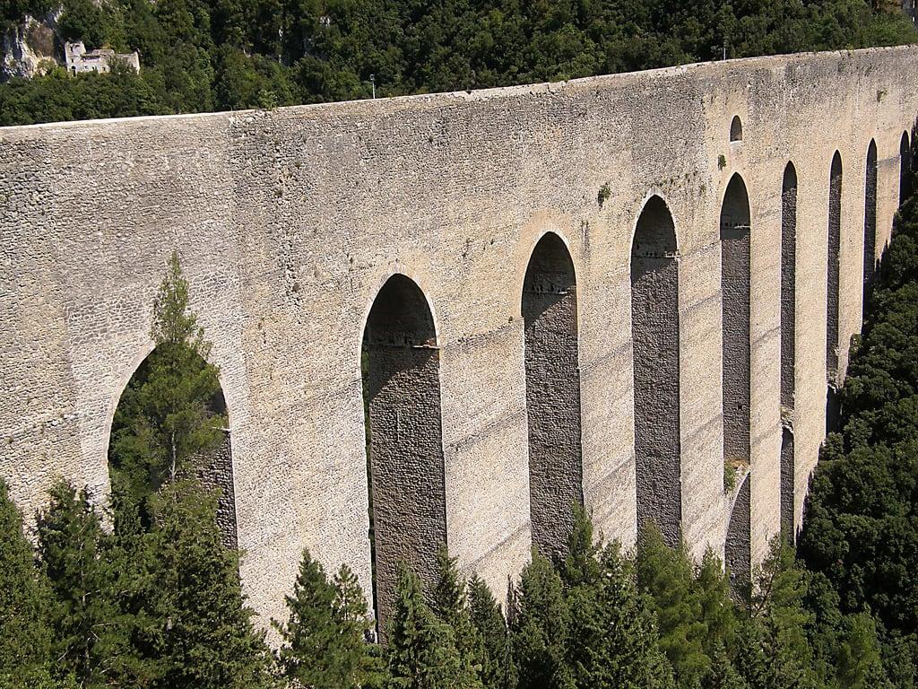 Imagem de Anfiteatro Romano. bridge italy italia ponte spoleto goethe umbria archi acquedotto pontedelletorri acquedottoromano