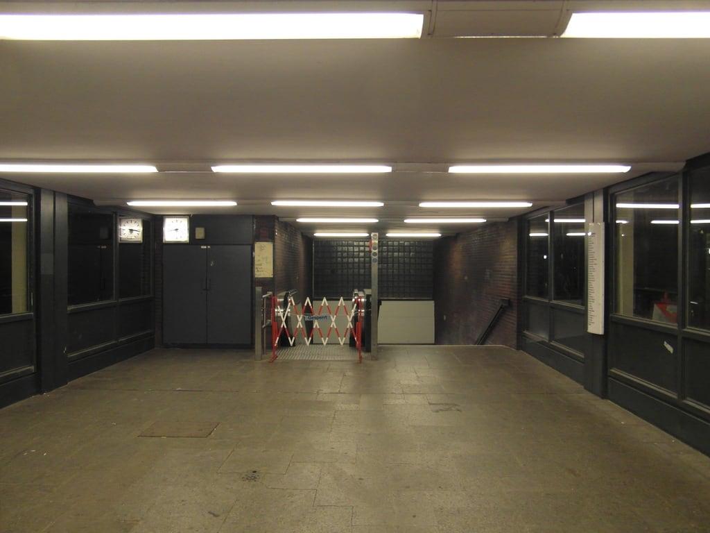 Изображение на Hufeisensiedlung. berlin station germany underground subway deutschland metro ubahnhof ubahn neukölln öpnv bvg u7 hufeisensiedlung parchimerallee