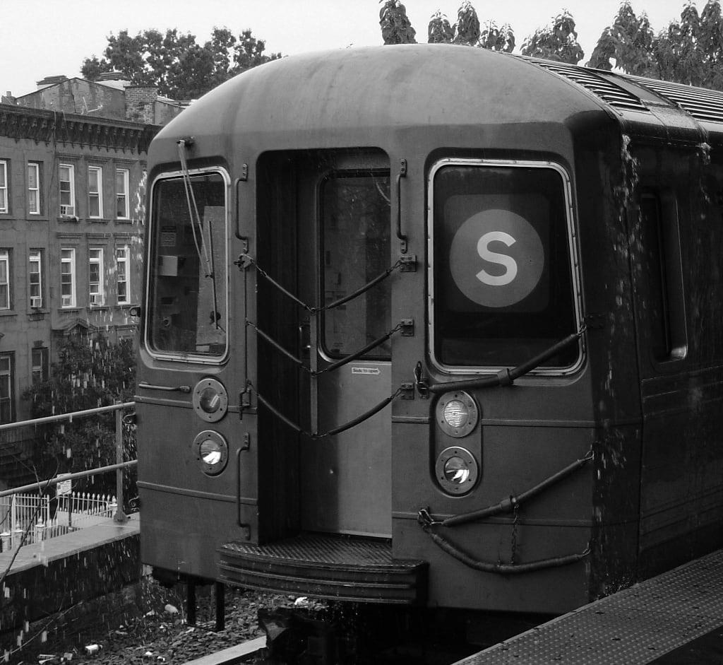 Bild von Franklin Avenue. city nyc urban bw brooklyn subway sony rainy shuttle 2012 dscv1 franklinavenue franklinavenueshuttle