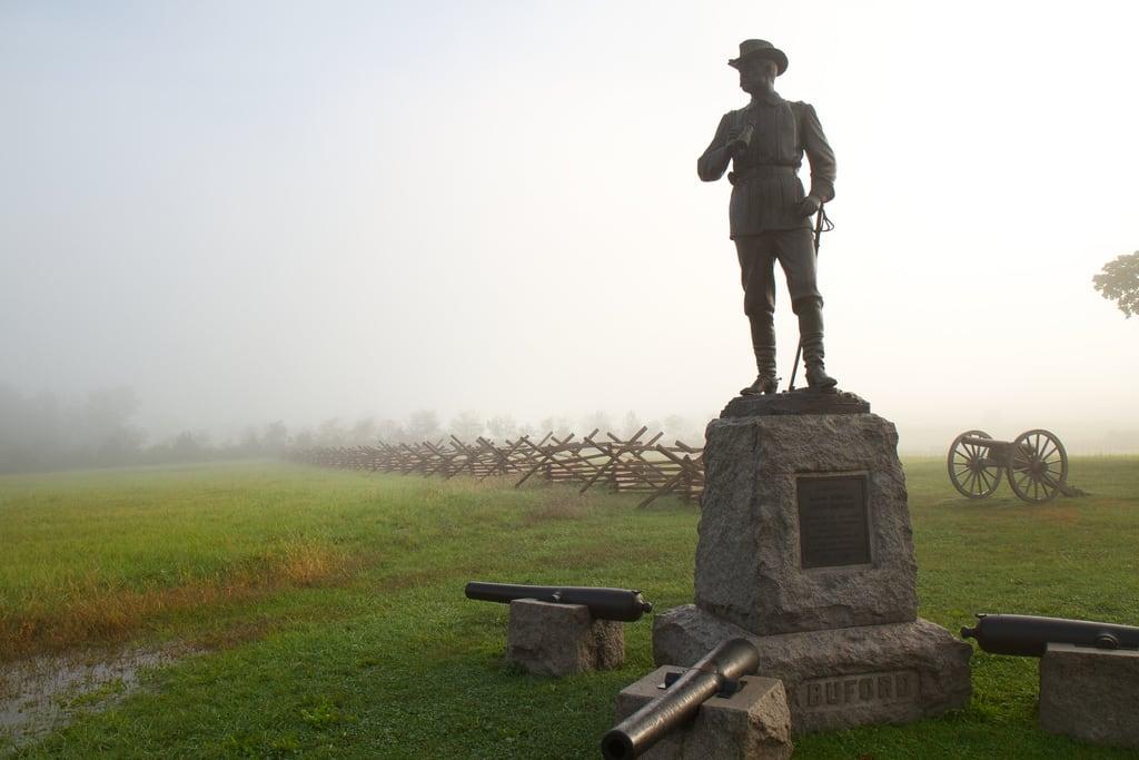 Bilde av John Buford. mist history monument statue pennsylvania gettysburg civilwar cannon battlefield buford
