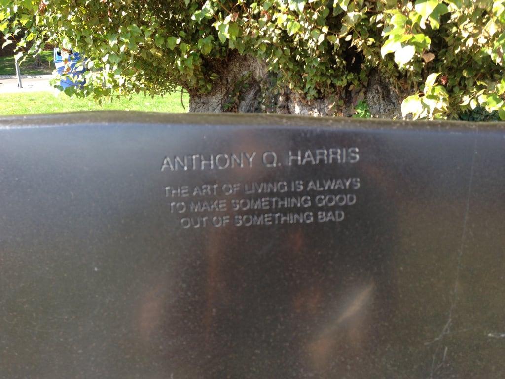Attēls no Anthony Q. Harris Memorial Bench. seattle memorial lakewashingtonboulevard osm:way=1950322167 anthonyqharris