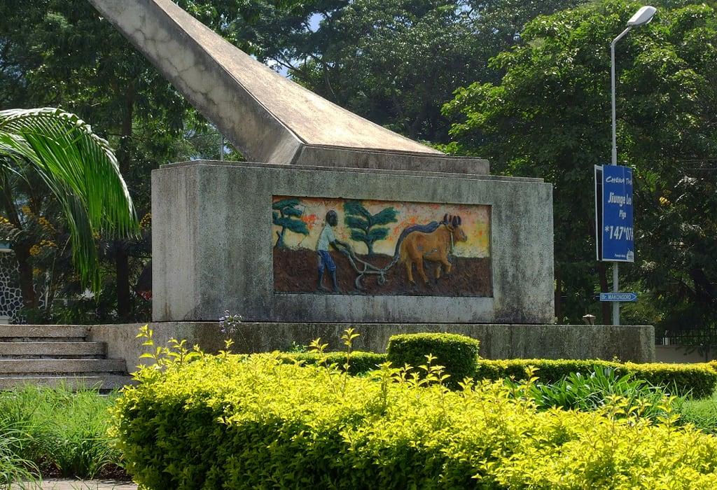 Изображение Uhuru Monument. monument tanzania mural uhuru arusha