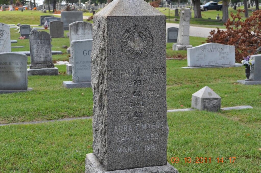 Bild von Blandford Cemetery. cemetery grave headstone gravestone symbols symbology blandfordcemetery blandfordchurch