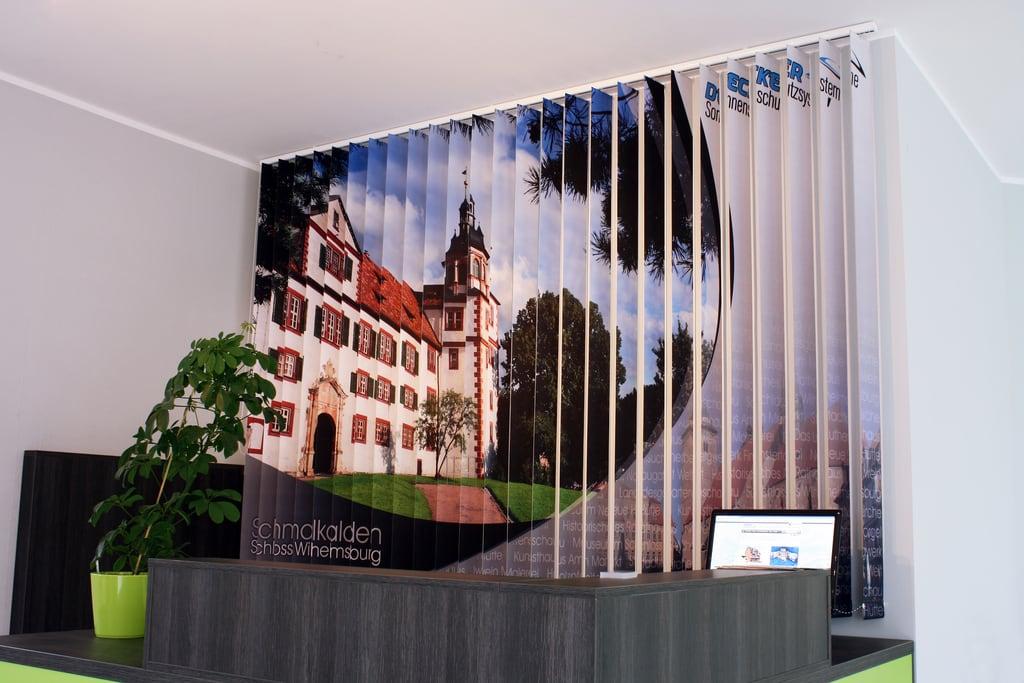 Bilde av Schloss Wilhelmsburg. motiv bedruckt fotodruck lamellenvorhang vertikaljalousie lamellenvorhänge vertikaljalousien