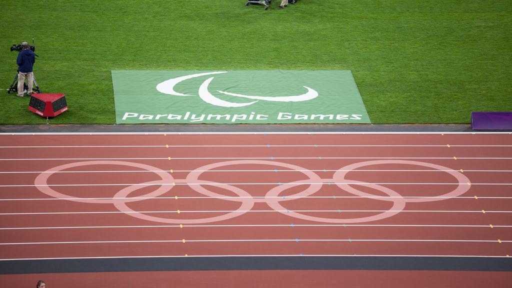 Immagine di Agitos. england london athletics unitedkingdom olympicstadium olympicpark paralympics london2012 olympicrings agitos paralympicgames 2012paralympics
