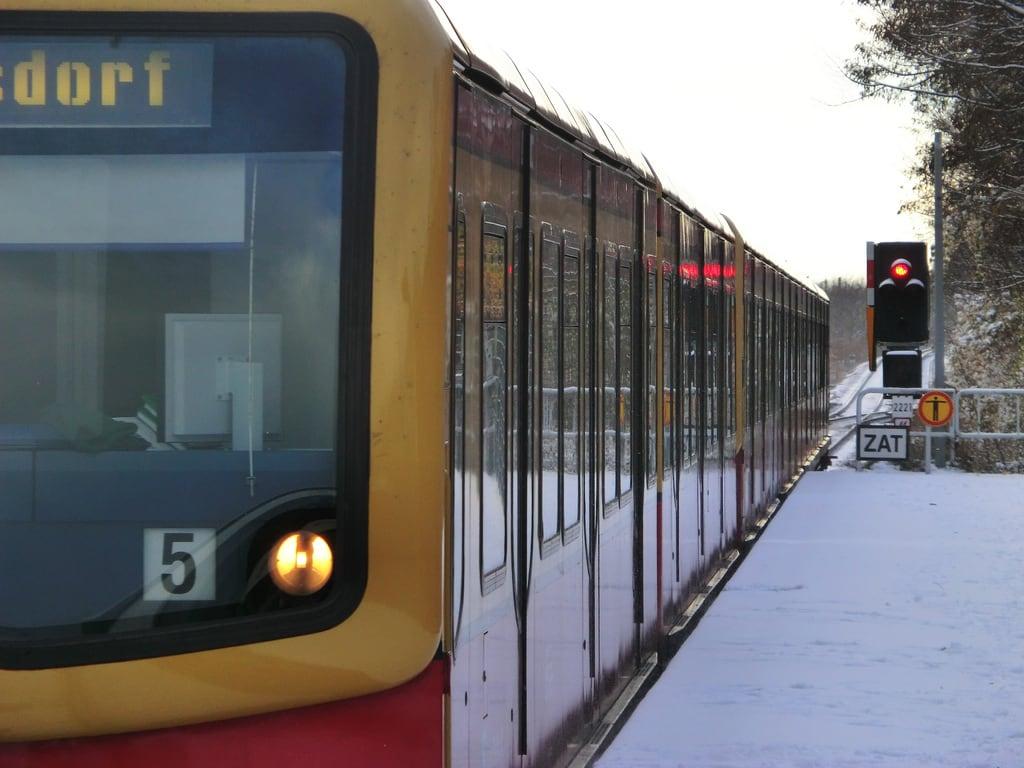 Image de Dorf Lankwitz. schnee winter snow berlin train frost december 5 zug sbahn publictransport dezember signal 2012 öpnv hennigsdorf sbahnhof s25 zat lankwitz 2221 guessedberlin gwbwutzkman scheinenwerfer