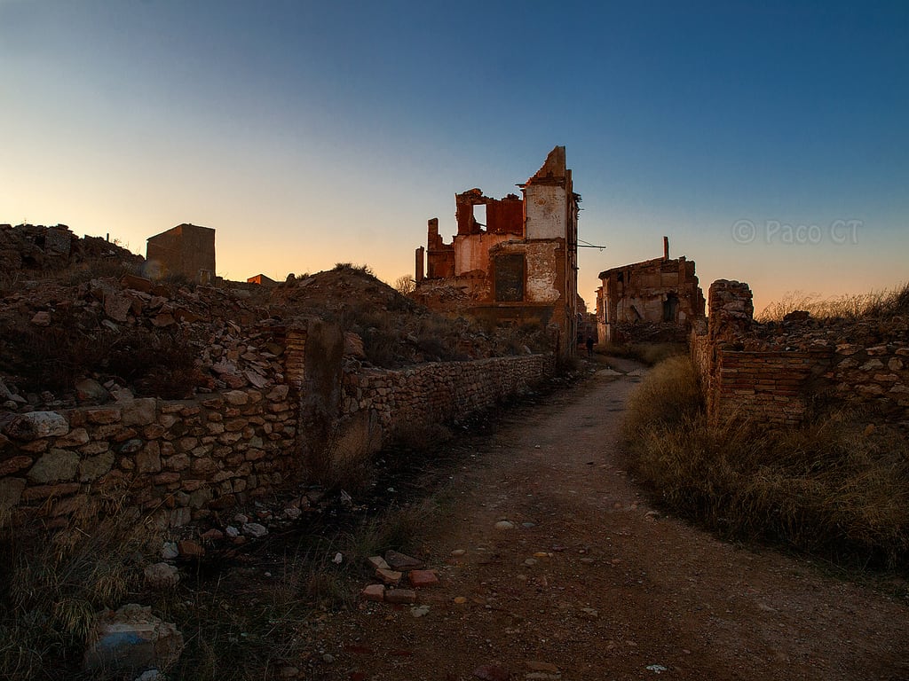 صورة Pueblo Viejo de Belchite. history abandoned town spain construction memorial ruins war track village camino path decay pueblo guerra zaragoza ruinas construccion aragon esp historia decadence guerracivilespañola spanishcivilwar abandonado decadencia belchite 2013 pacoct belchiteelviejo