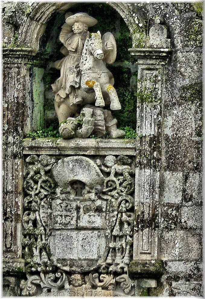 Image of Porta de Santiago. sculpture stone escultura pedra piedra blason escudos heraldica