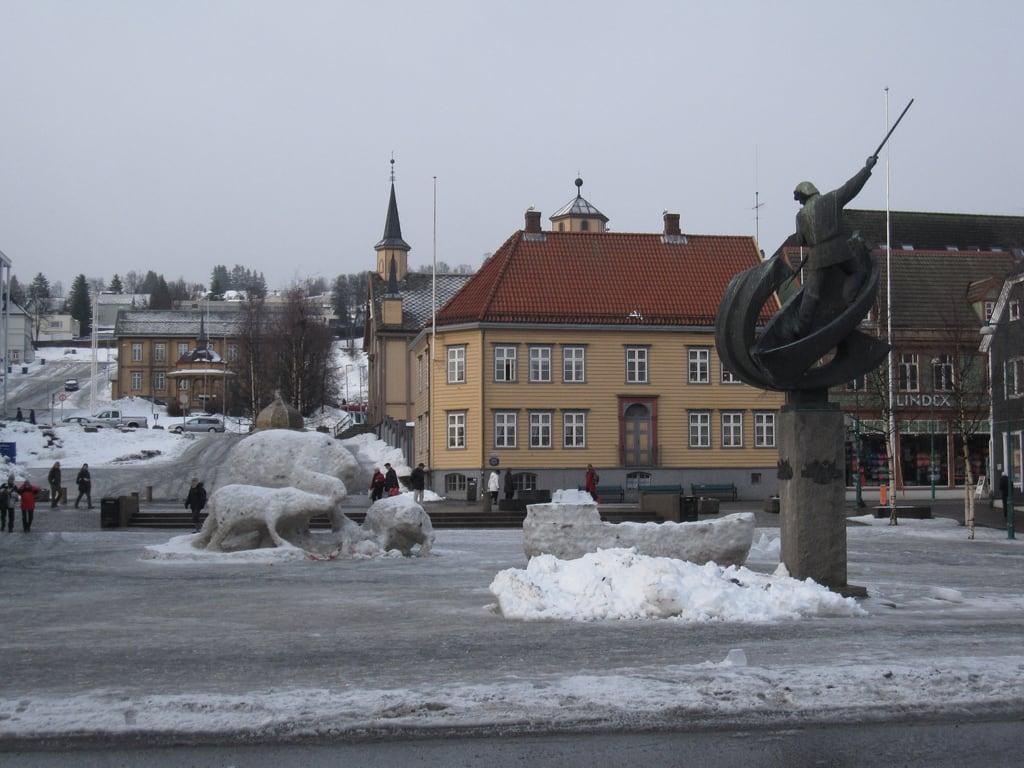 Image of Fangst- og fiskerimonumentet. norway norge tromsø troms stortorget fangstogfiskerimonument