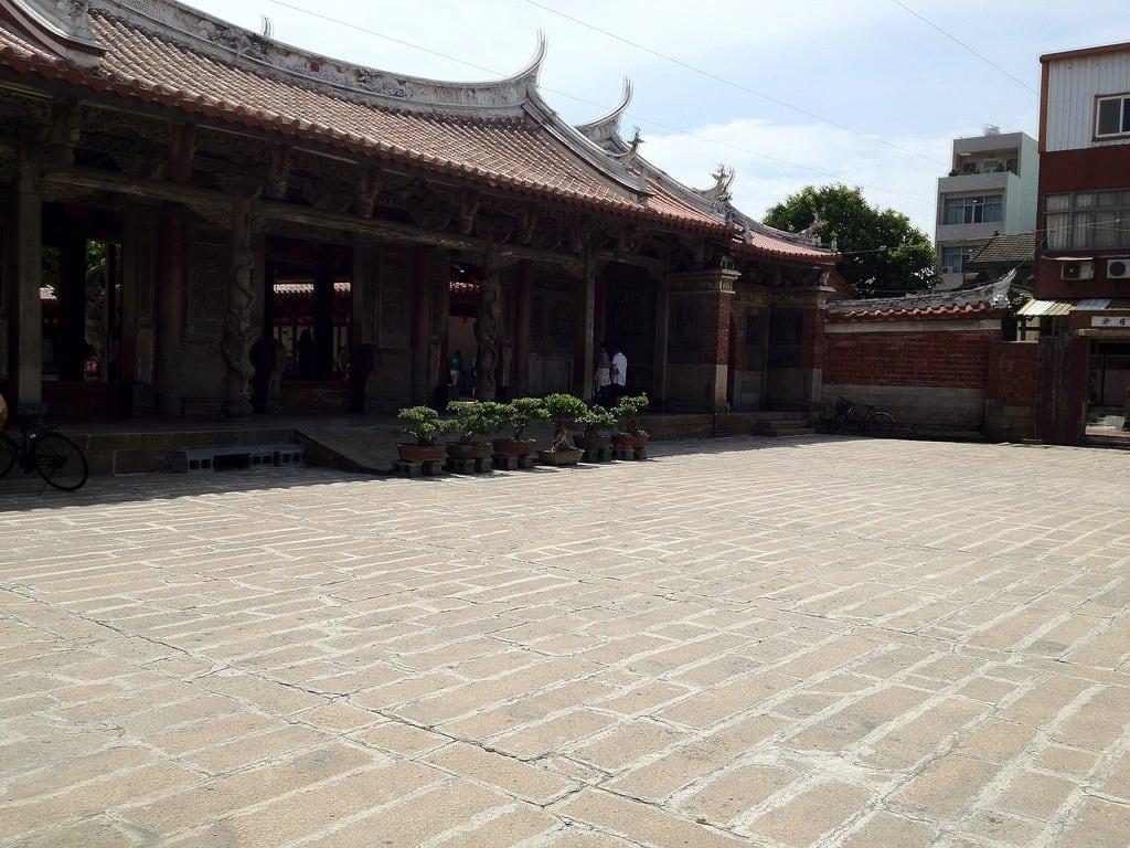 Image of 龍山寺. heritage apple shrine taiwan 彰化 鹿港 出遊 iphone4s