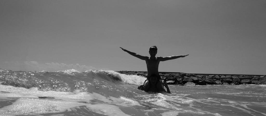 Зображення Platja de Les Cases d'Alcanar. sea bw en white black beach boys water children la playa olympus niños