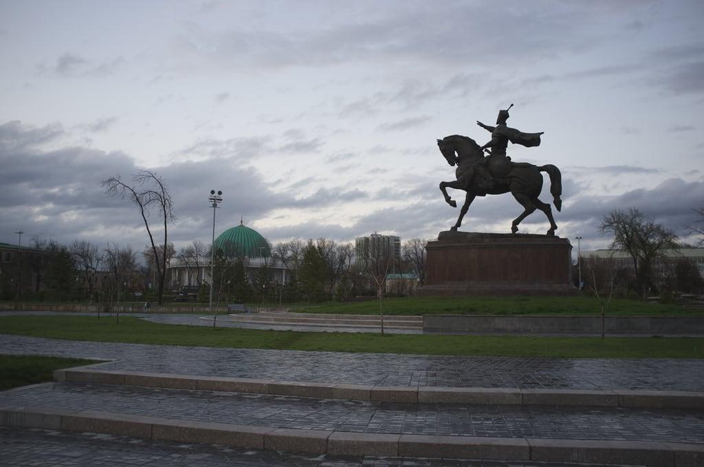 Изображение памятник Амиру Темуру. sunset rain uzbekistan tashkent culpture