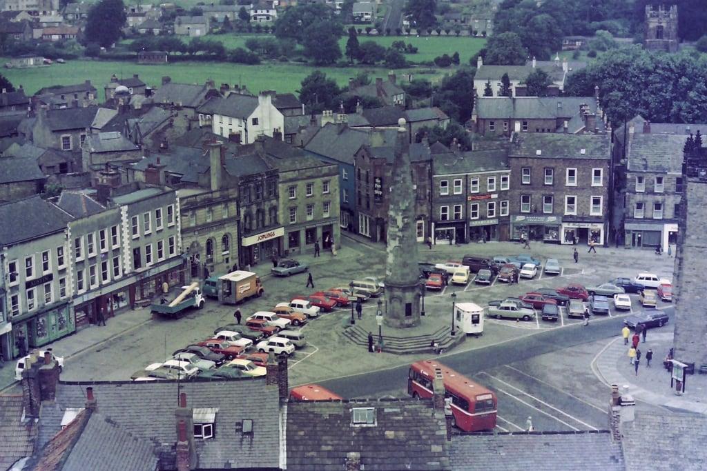 Richmond Castle की छवि. england richmond 1975 marketplace northyorks colourfilm
